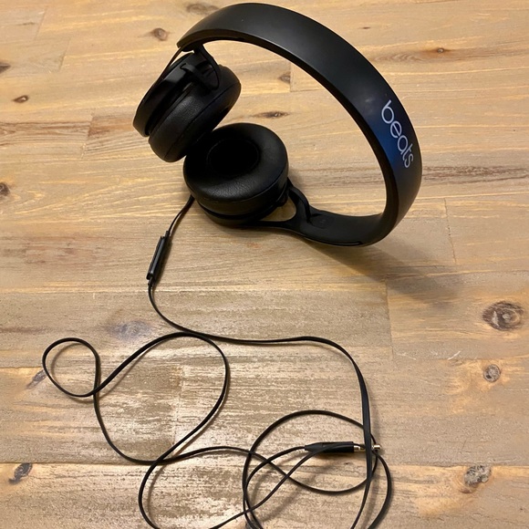 Dr. Dre Noise-Canceling Over-Ear Headphones, Black - Picture 2 of 9